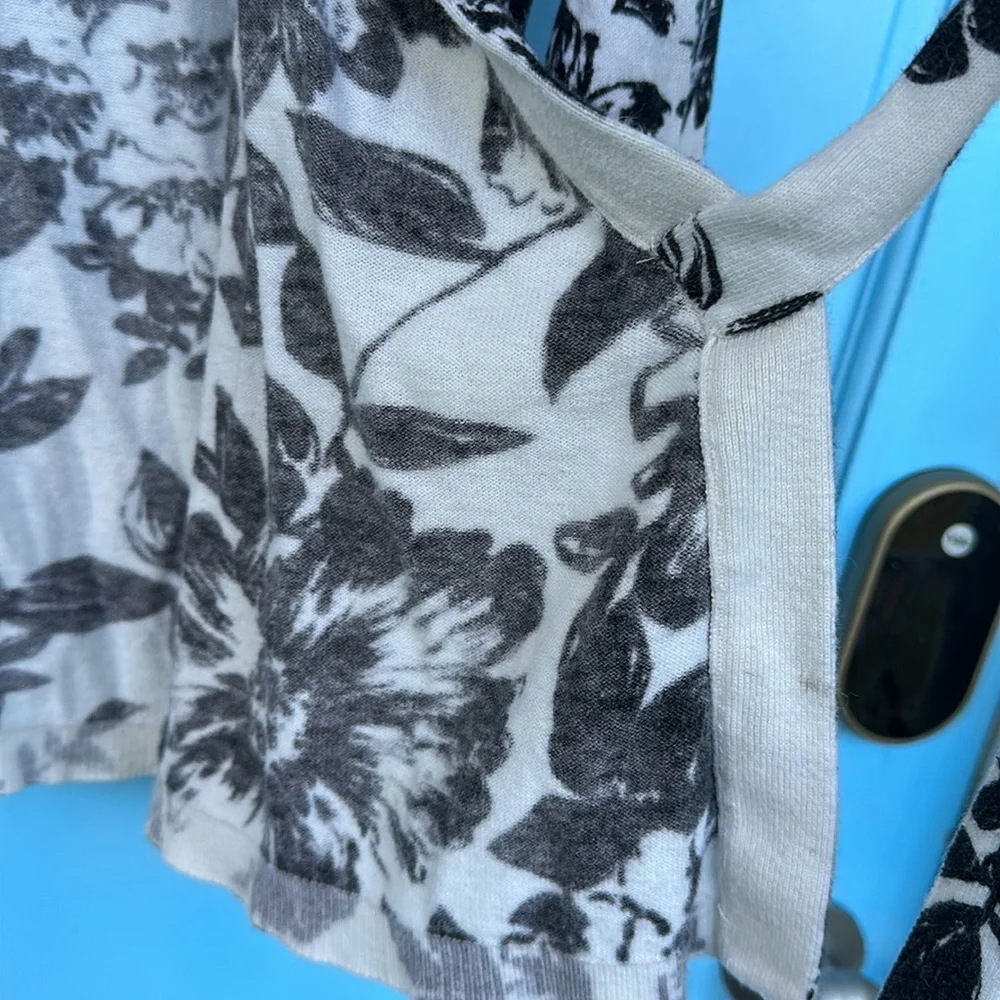 Banana Republic Sweater Floral Black and White Women’s Top size XSP